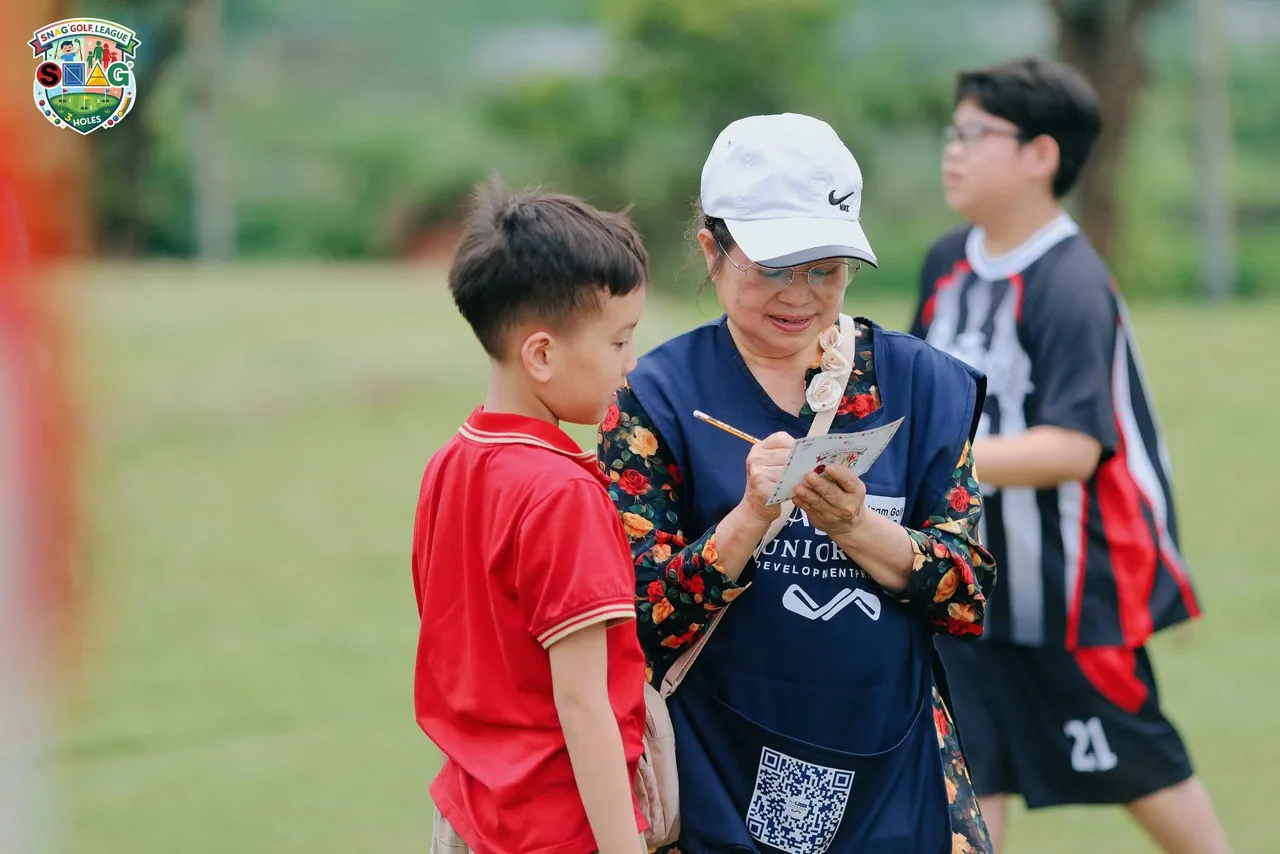 Phụ huynh đồng hành cùng trẻ trong một hoạt động SnagGolf League