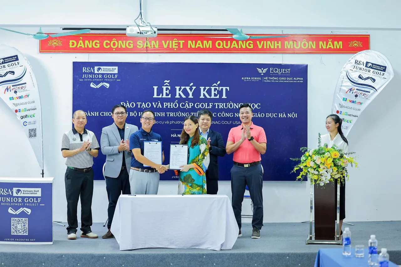 Học sinh tập golf trong môi trường trường học