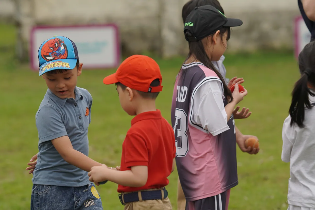 Trẻ em tham gia hoạt động SNAG Golf theo nhóm