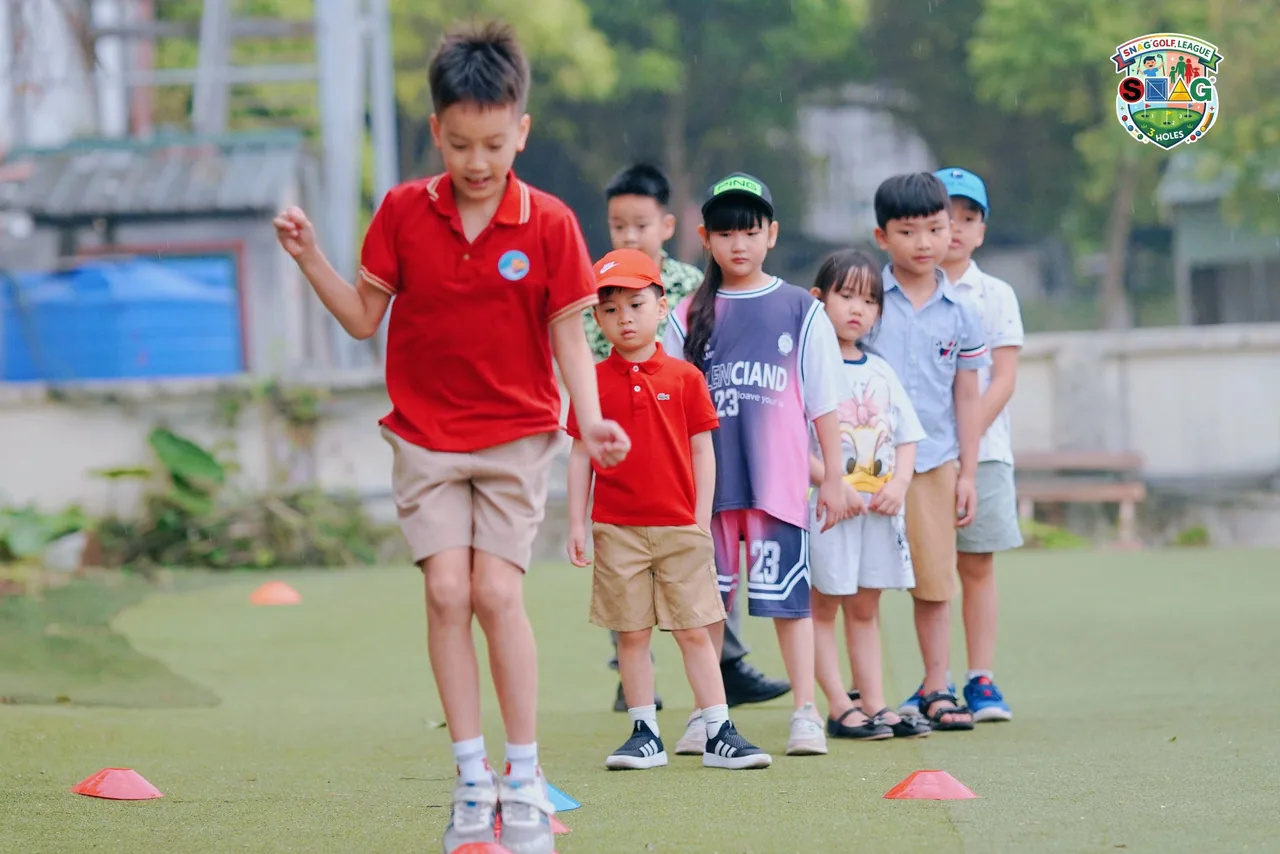 Khởi động cùng nhau: Khi trẻ kết bạn trước vòng đấu - Khi trẻ kết bạn, vòng đấu trở nên nhẹ hơn