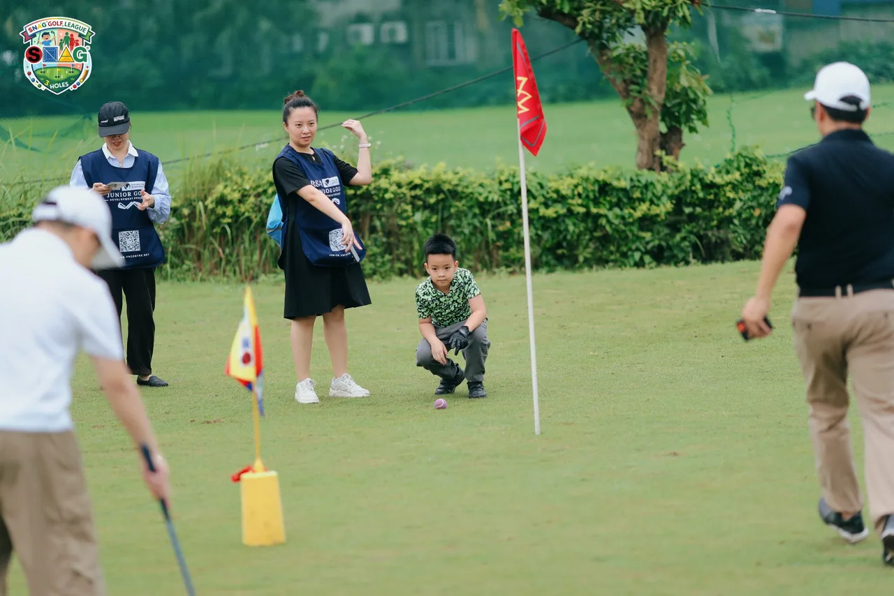 Lộ trình học golf cho người mới bắt đầu - Setup chơi SNAG với Flag Sticky và cone ở bát cứ đâu