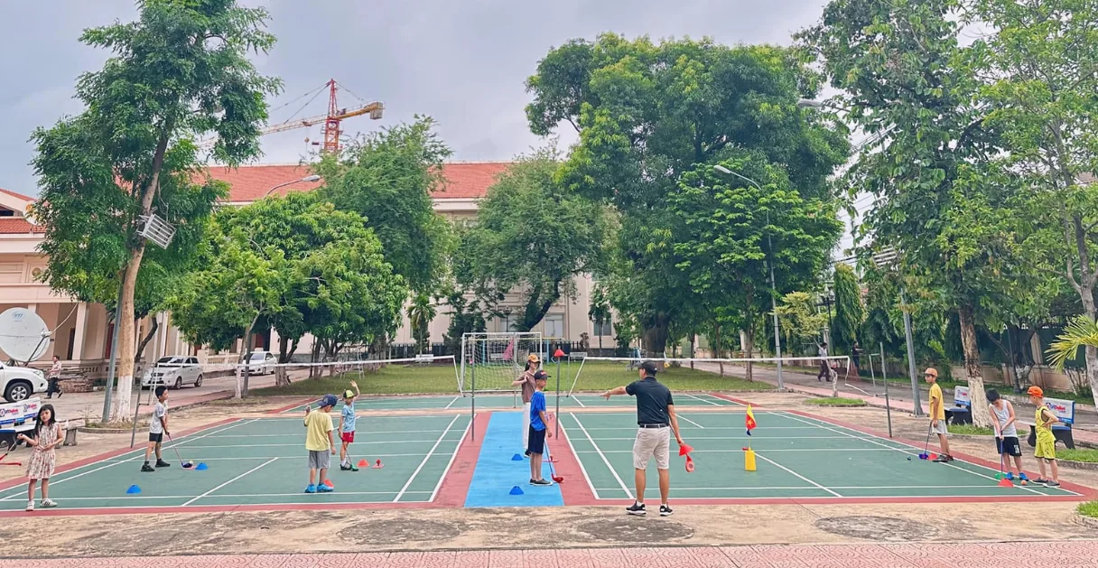 Luật golf cơ bản cho trẻ em và người mới - Setup sân SNAG với Cone và Flag Sticky