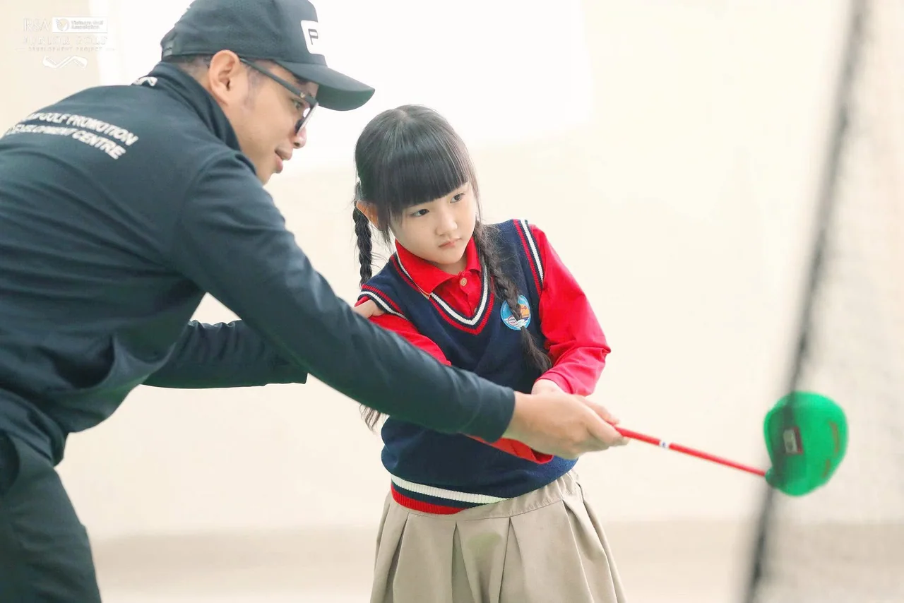 Trẻ em học golf có lợi gì?