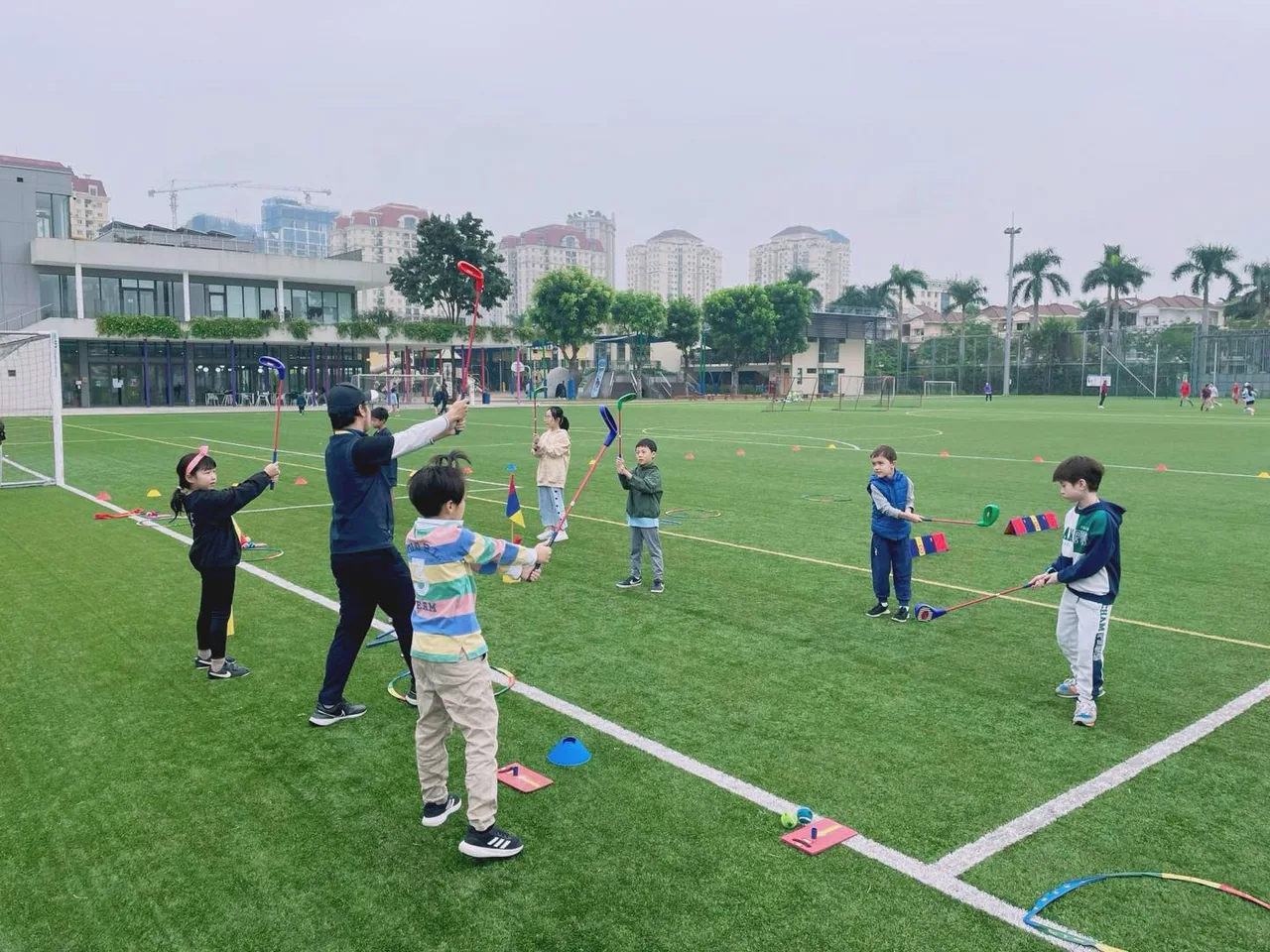 Golf giúp trẻ vận động theo cách có kiểm soát