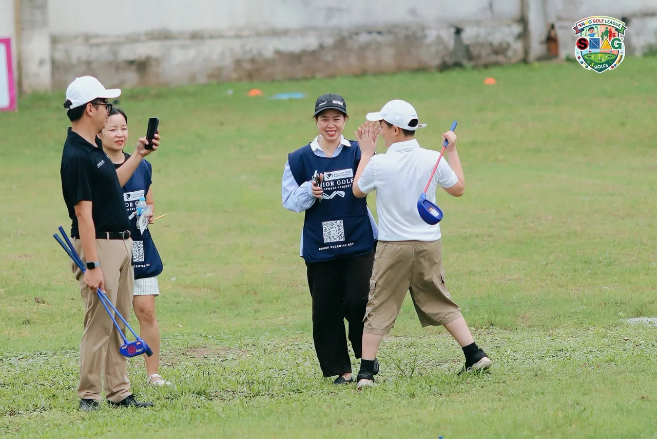 Trẻ em học golf khác người lớn ở điểm nào? - Phụ huynh đứng gần quan sát cổ vũ trẻ