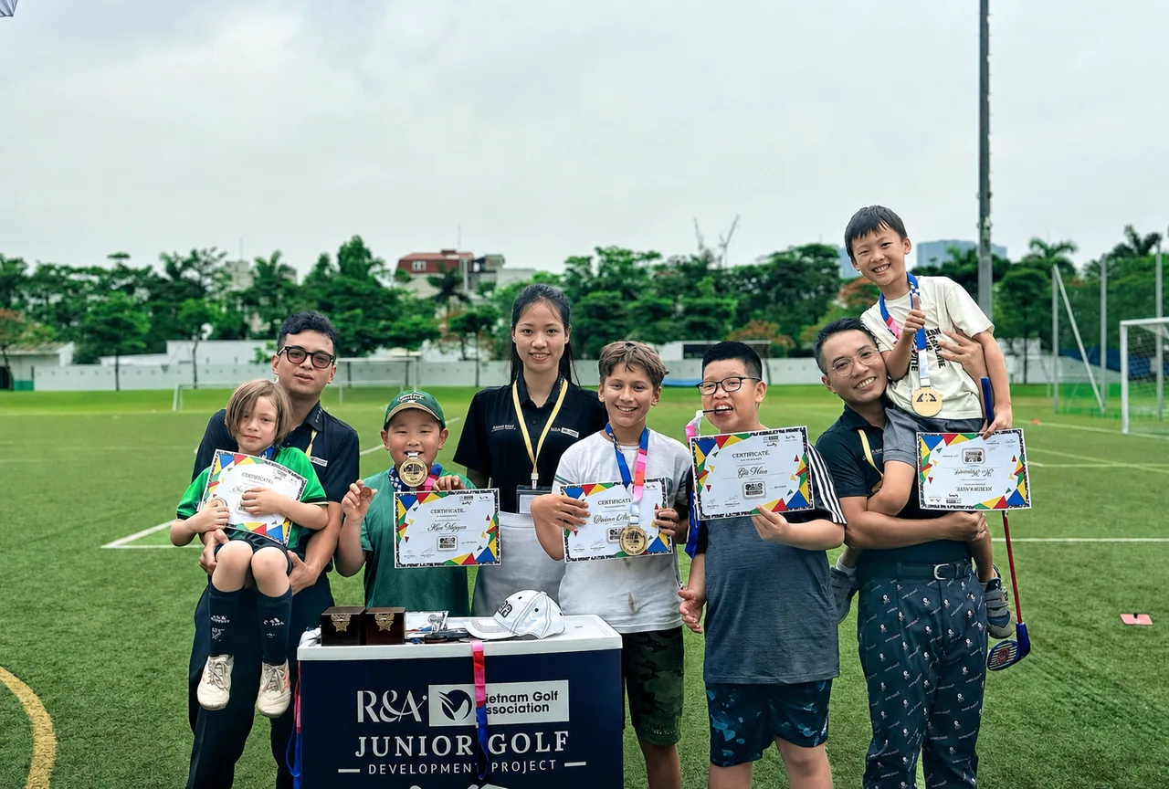 Học sinh làm quen với SNAG Golf tại trường