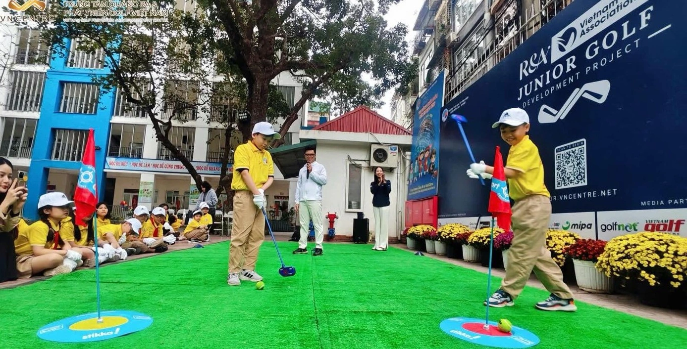 Trẻ em tham gia hoạt động học và chơi SNAG Golf trong môi trường vui vẻ, nhiều năng lượng