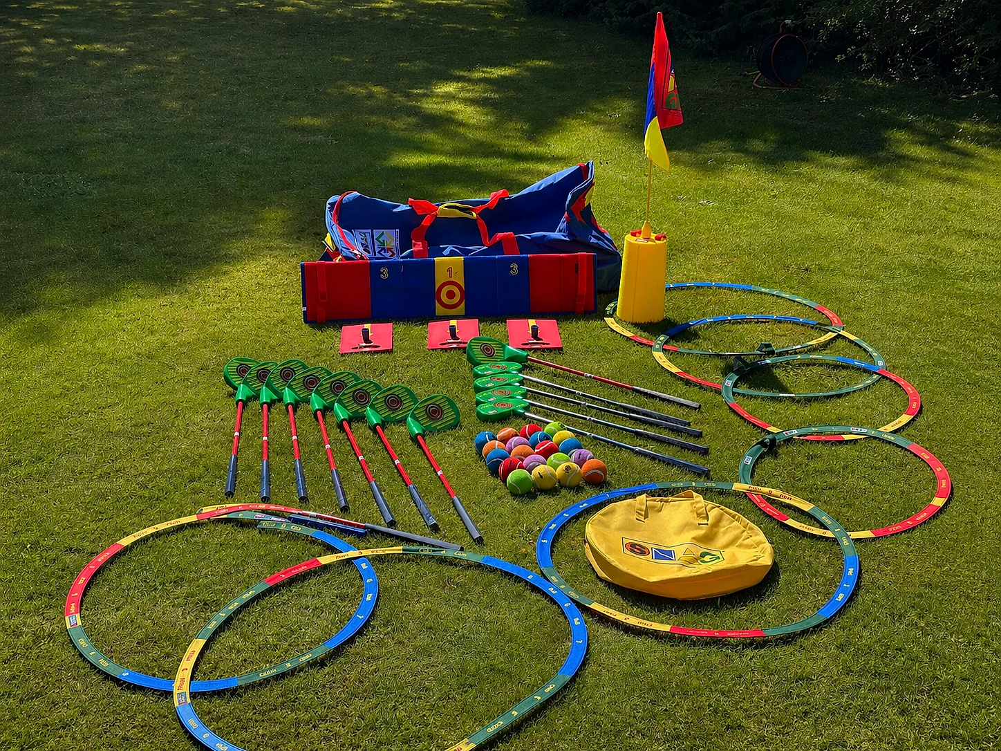 Trẻ em luyện tập golf với hệ dụng cụ SNAG trong lớp học