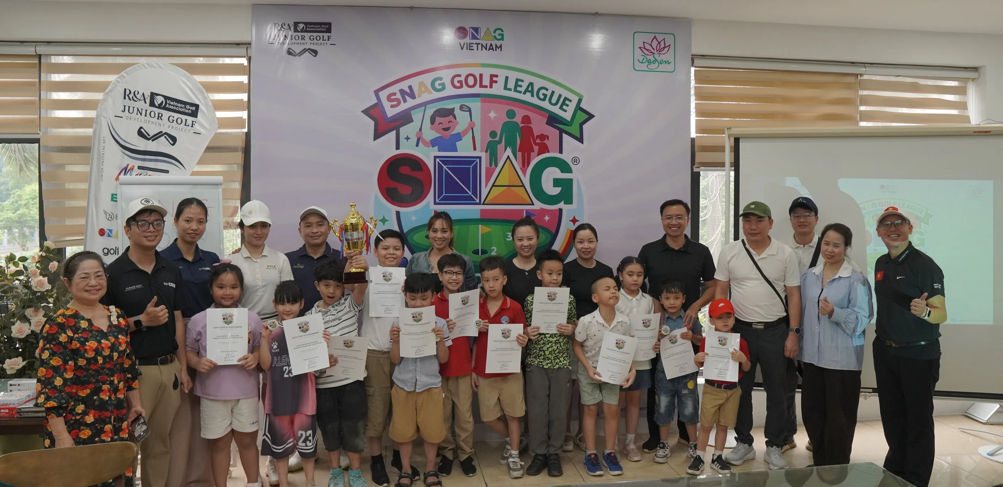 Trẻ em và gia đình tham gia một buổi SnagGolf League ngoài trời với không khí vui vẻ, gần gũi